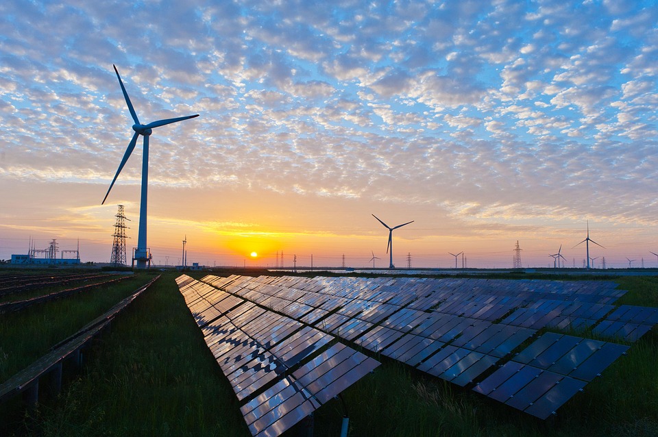 Billede af solcellepark ved solnedgang